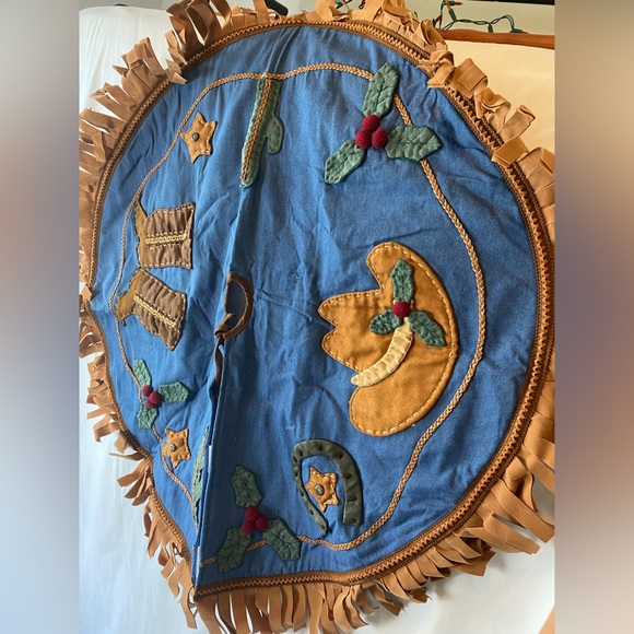 Western Cowboy Christmas Tree Skirt 36” Boots Cactus Holly Hat Star Fringe 🎄 - Picture 6 of 6